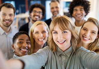 Selfie de collaborateurs exerçant un emploi chez Audioptic Trade Services